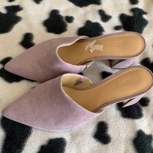 NWOT lavender faux su de slides